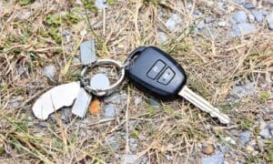 caduta-delle-chiavi-dell-auto-sullo-sfondo-della-strada-chiave-persa-per-sul-pavimento-167302348-p91s7d0dnyycdyg4xtjzoc010namnlifzivwoprirc